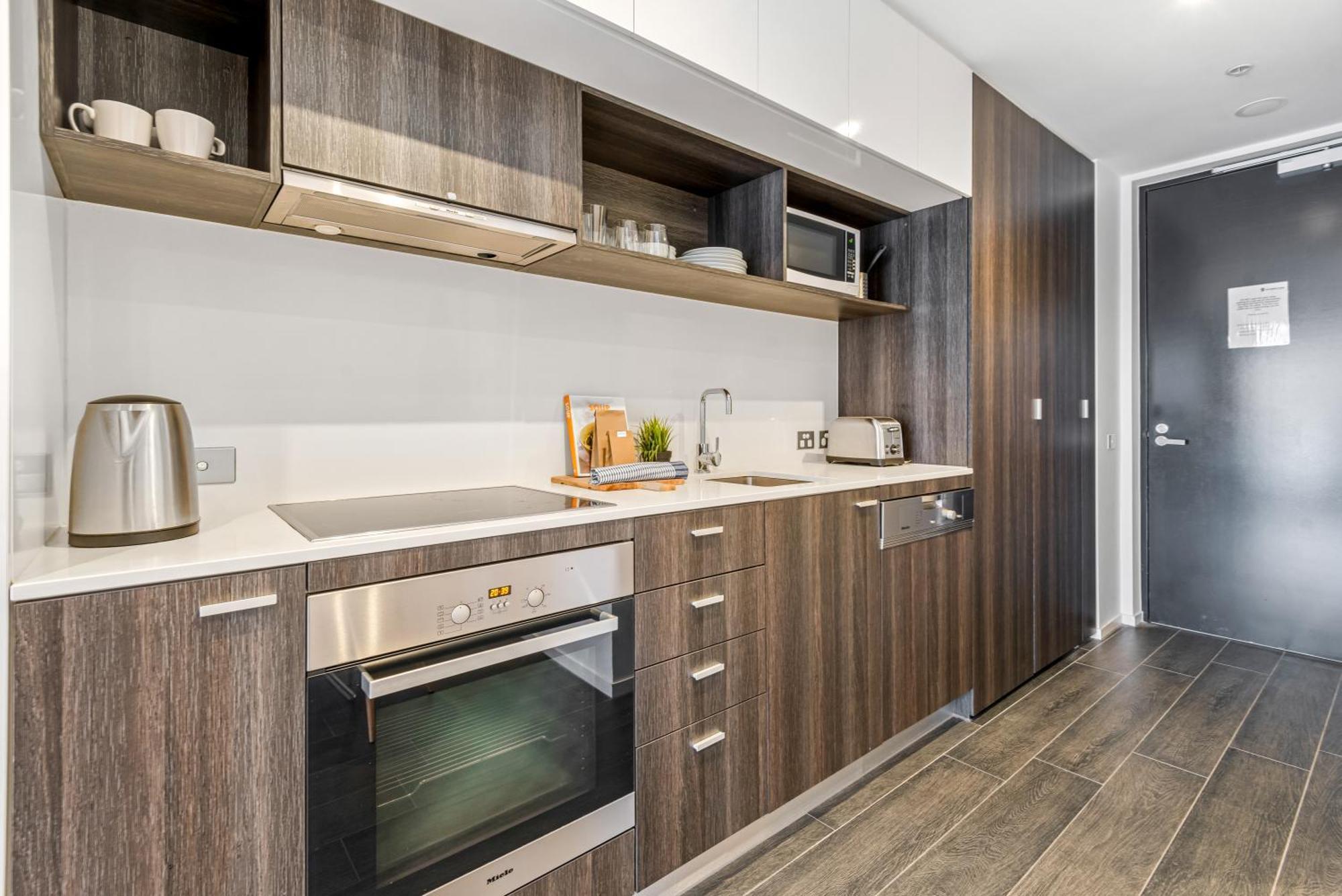 Complete Host Halo Apartments Melbourne Room photo