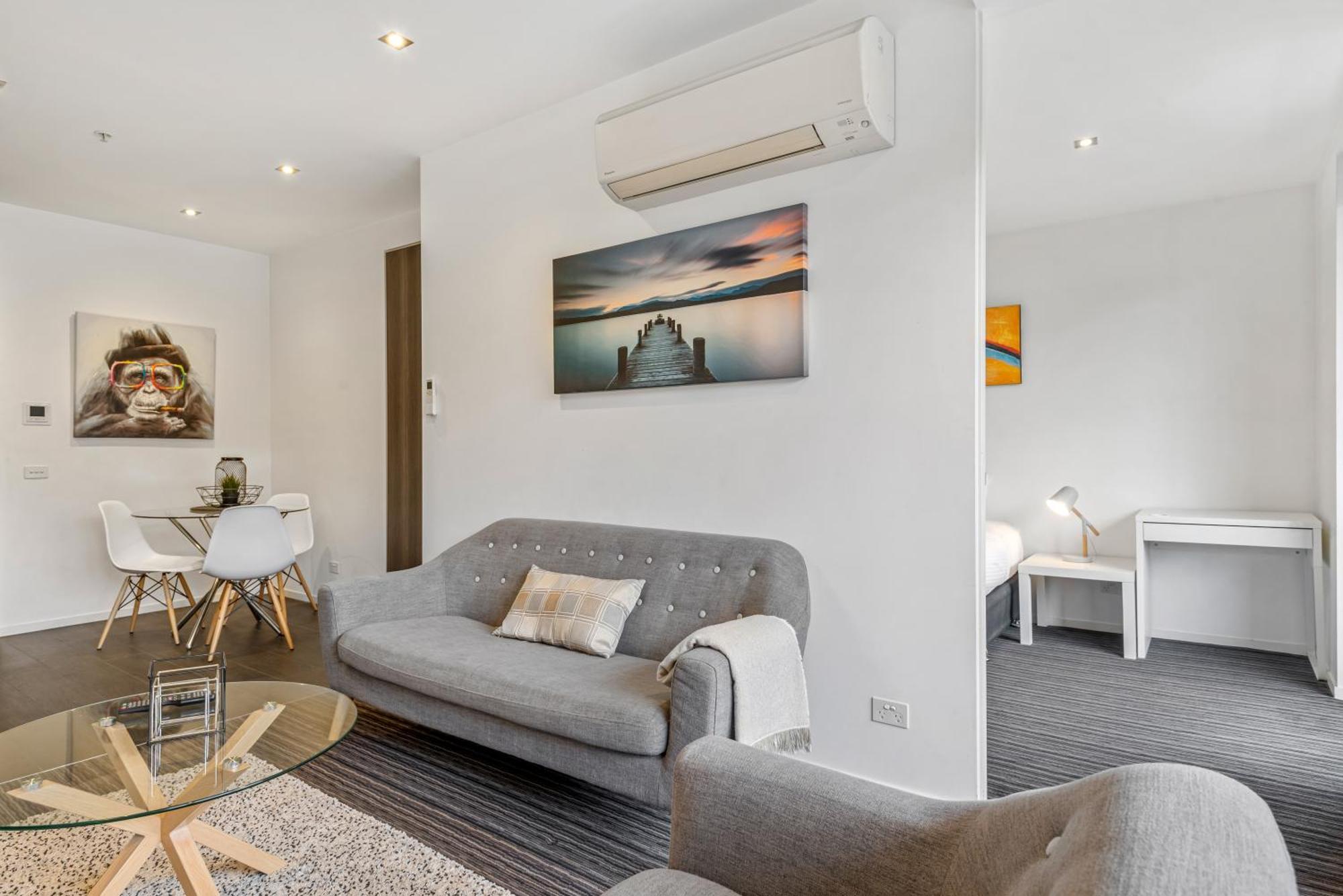 Complete Host Halo Apartments Melbourne Room photo